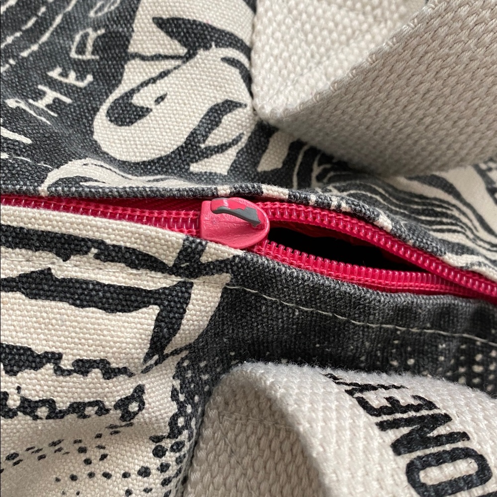 Andy Warhol Dollar Bill Duffel. White straps. - Picture 12 of 15
